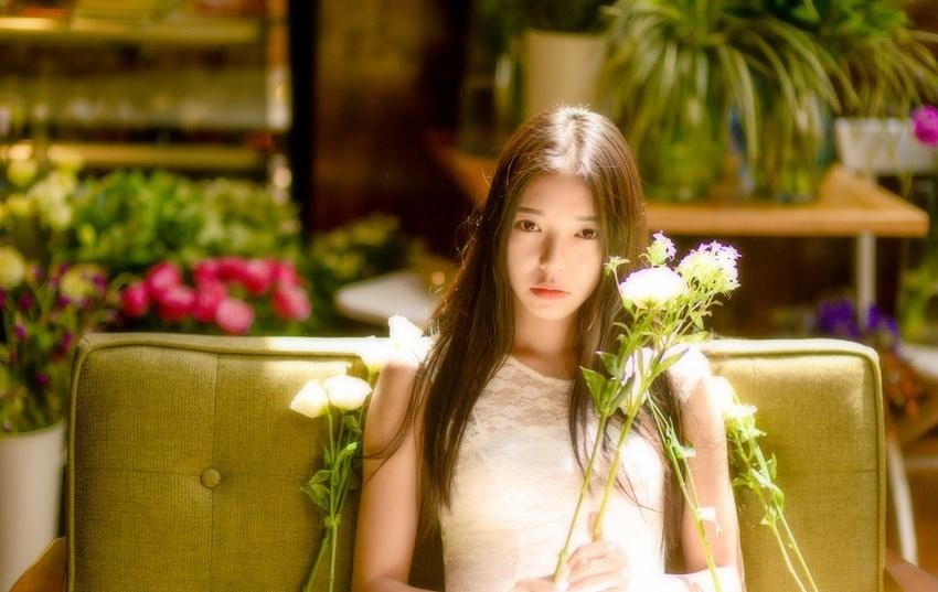 花房里的性感少女透著香香的氣息