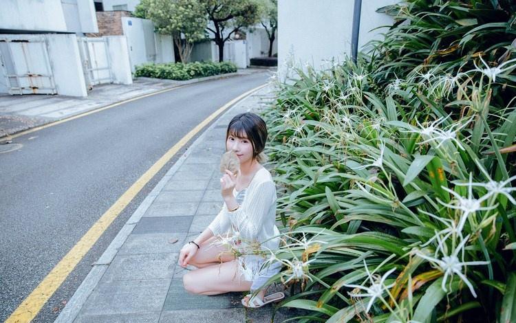 細長腿瘦弱文靜女大學生小清新裝出行照