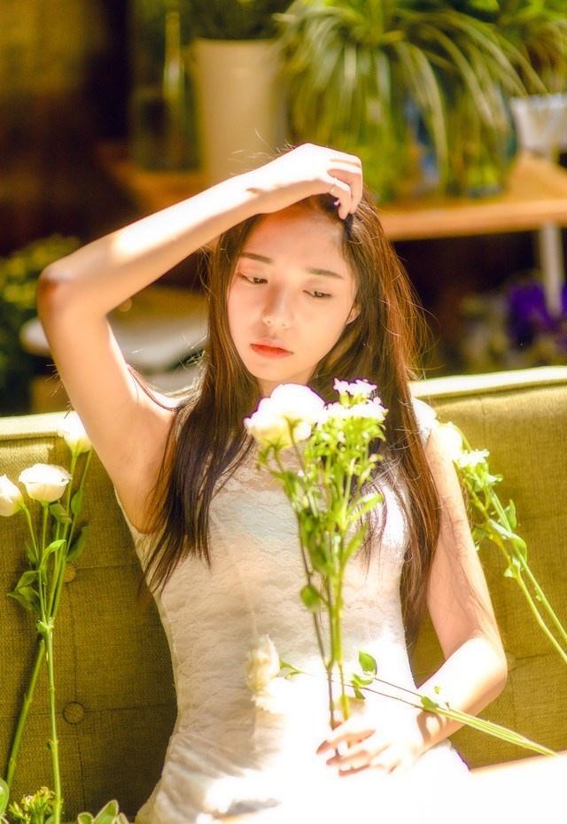 花房里的性感少女透著香香的氣息