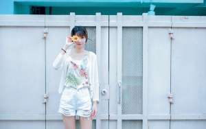 細長腿瘦弱文靜女大學生小清新裝出行照