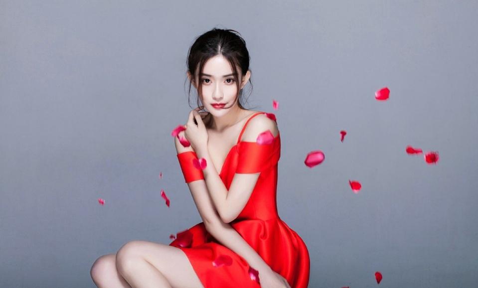 紅裙白皙美女散發(fā)玫瑰香