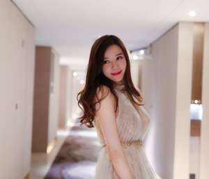 周韋彤紗裙唯美仙氣活動照圖片
