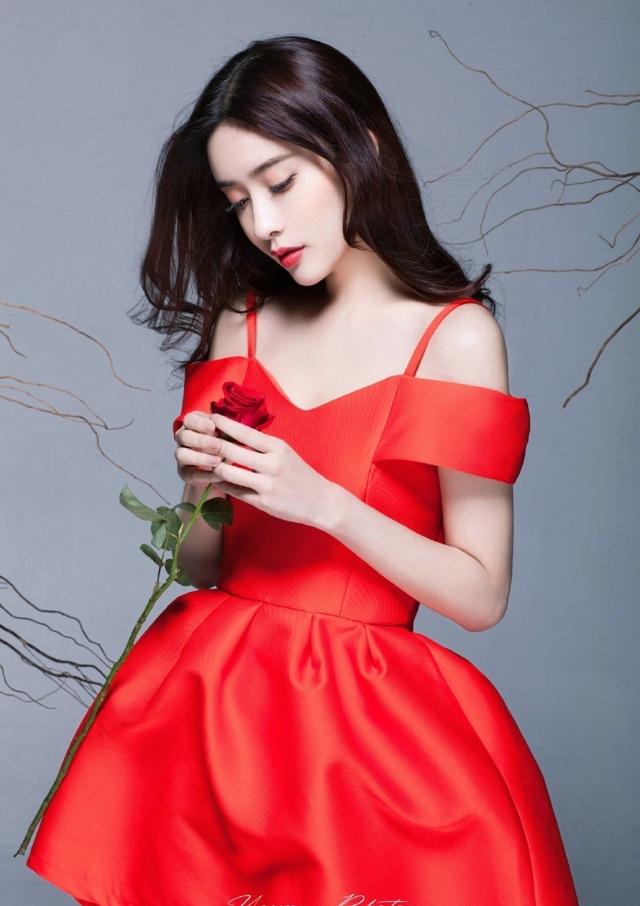 紅裙白皙美女散發(fā)玫瑰香