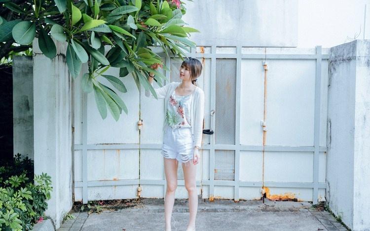 細長腿瘦弱文靜女大學生小清新裝出行照