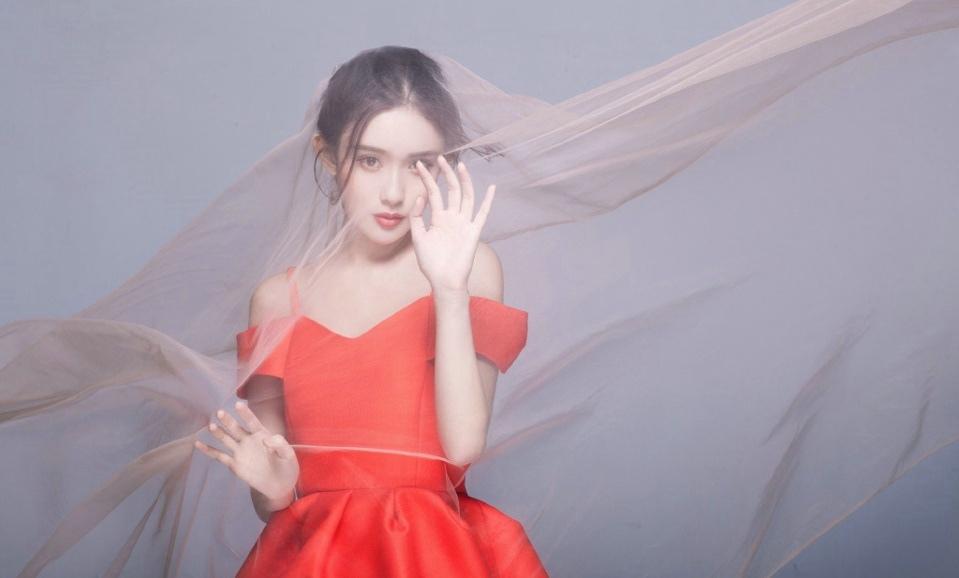 紅裙白皙美女散發(fā)玫瑰香