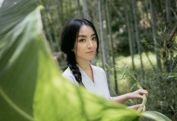芭蕉葉下治愈系純情迷人美女圖片