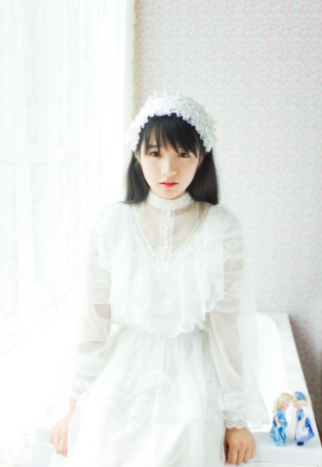 純凈美少女白色長裙迷人電眼清新氣質私房寫真圖片