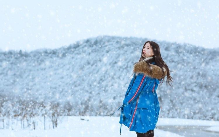 雪天長發(fā)美女鼻尖泛紅美麗動人圖片