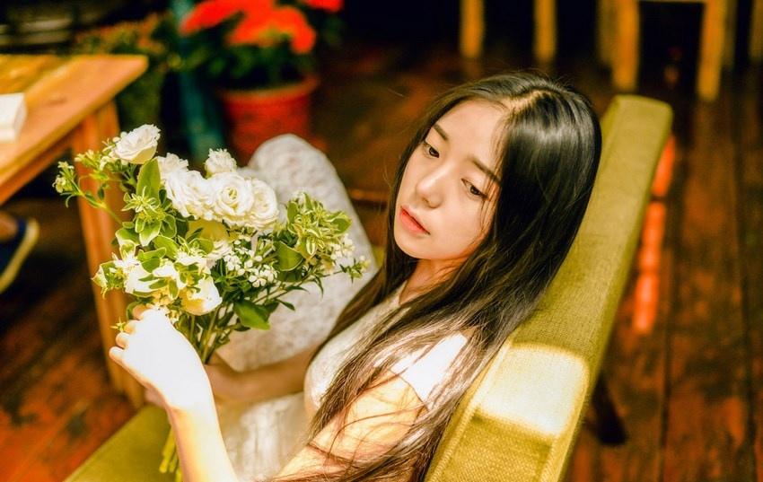 花房里的性感少女透著香香的氣息