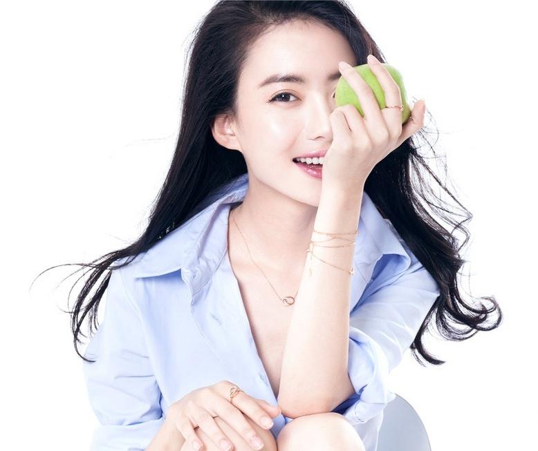 劉萌萌襯衣顯簡約時尚