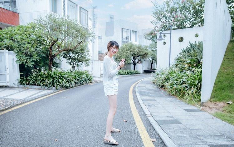 細長腿瘦弱文靜女大學生小清新裝出行照