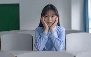 氣質美女藍色條紋連衣裙嘟嘴賣萌操場寫真圖片