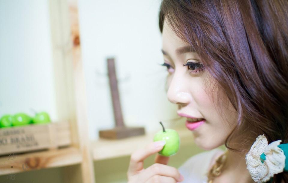 書房里的甜美學妹誘人著迷寫真