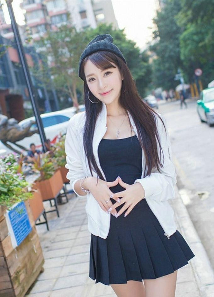 王曼妮好Q粉紅牛仔吊帶褲秀完美身材清新街拍性感寫真