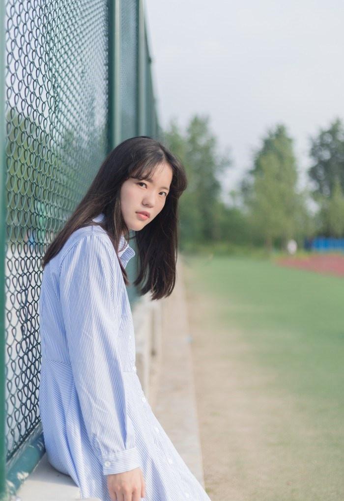 氣質美女藍色條紋連衣裙嘟嘴賣萌操場寫真圖片