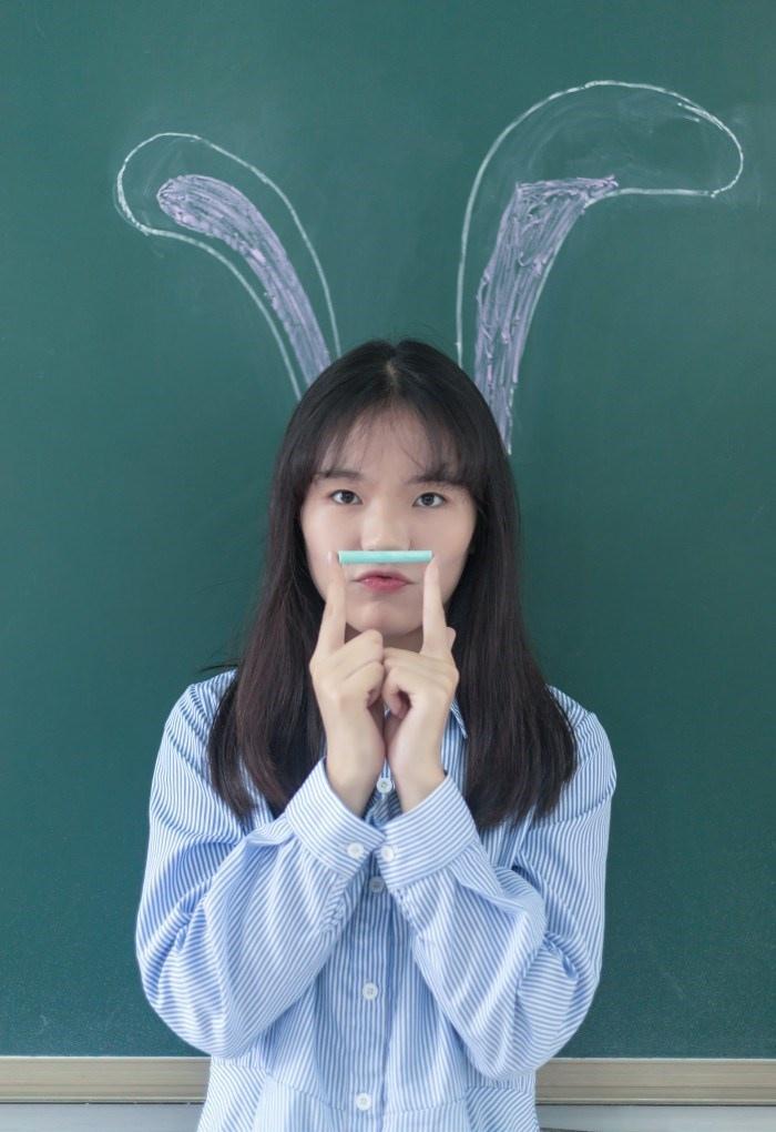 氣質美女藍色條紋連衣裙嘟嘴賣萌操場寫真圖片