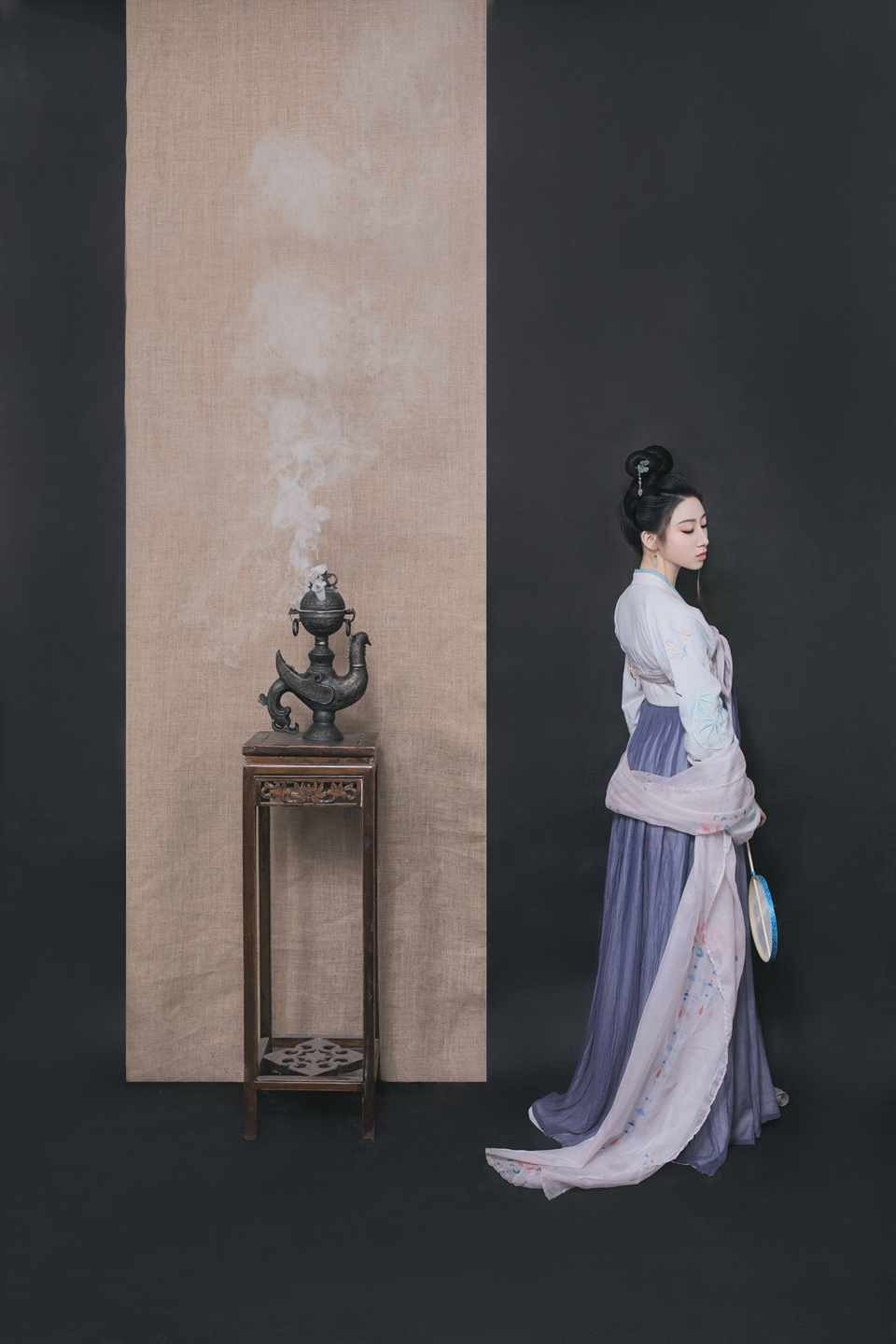 絕色古裝美女性感美艷手拿刺繡真絲團扇寫真