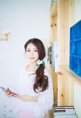 書房里的甜美學妹誘人著迷寫真