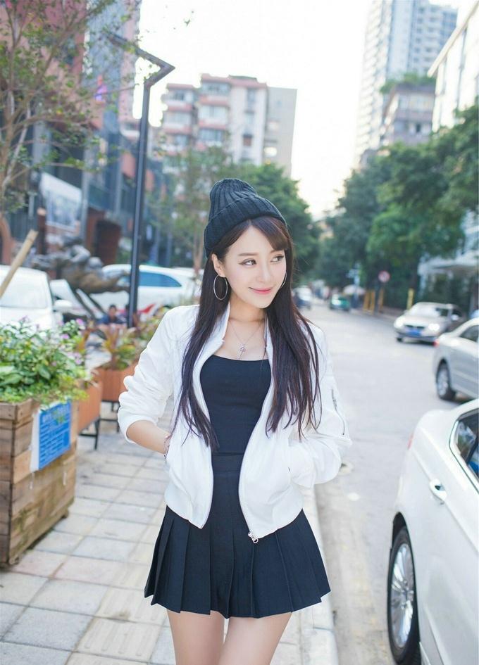 王曼妮好Q粉紅牛仔吊帶褲秀完美身材清新街拍性感寫真