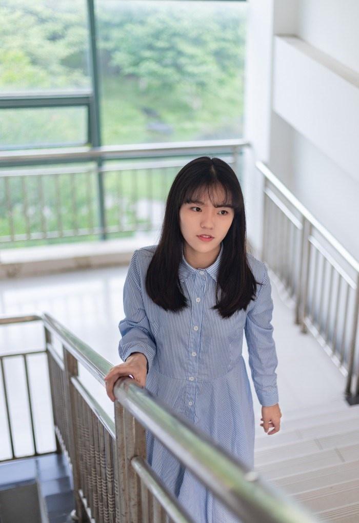氣質美女藍色條紋連衣裙嘟嘴賣萌操場寫真圖片