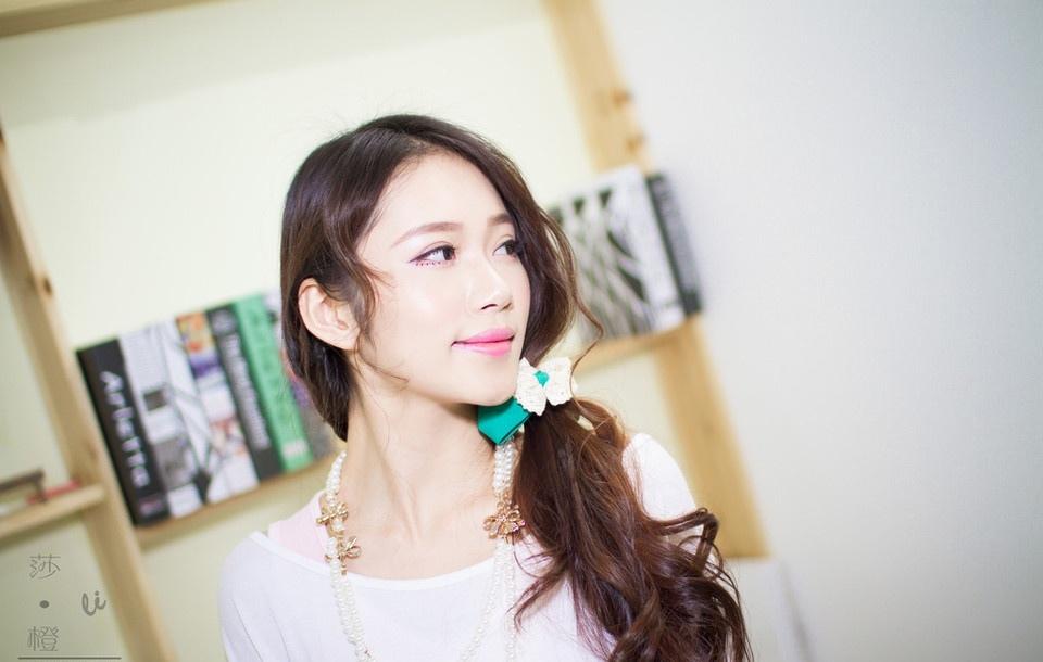書房里的甜美學妹誘人著迷寫真
