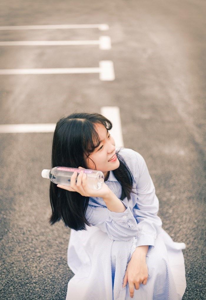 氣質美女藍色條紋連衣裙嘟嘴賣萌操場寫真圖片