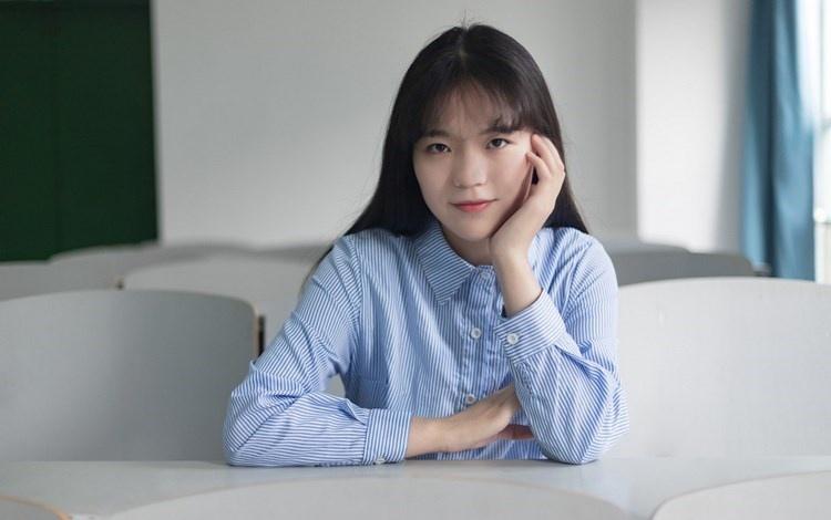 氣質美女藍色條紋連衣裙嘟嘴賣萌操場寫真圖片