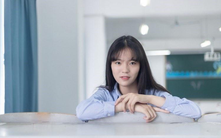 氣質美女藍色條紋連衣裙嘟嘴賣萌操場寫真圖片