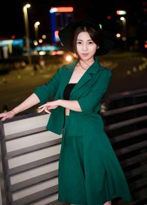 夜幕下的時尚精致美人街拍寫真
