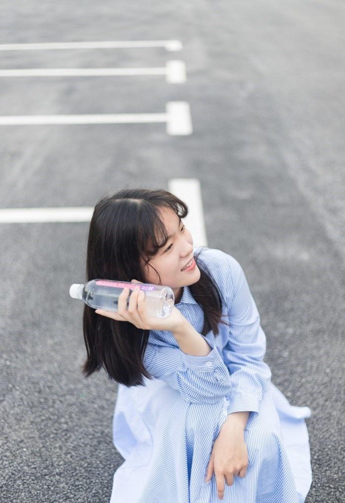 氣質美女藍色條紋連衣裙嘟嘴賣萌操場寫真圖片