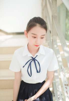 短裙校園美女多表情寫真圖片