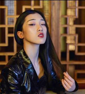 火箭少女101成員孟美岐和yamy拍攝的時尚雜志照片