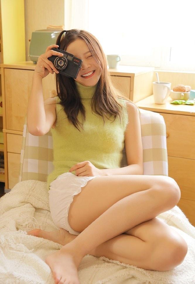 長腿美女可愛蘋果頭毛衣超短褲私房時尚寫真圖片