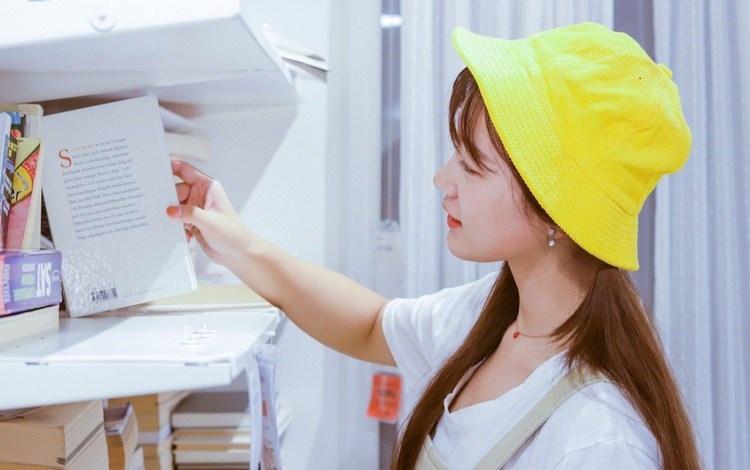 可愛黃帽子驚艷側臉女孩水嫩白皙俏皮寫真