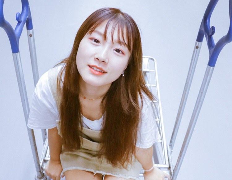 可愛黃帽子驚艷側臉女孩水嫩白皙俏皮寫真
