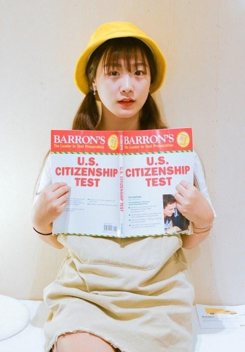 可愛黃帽子驚艷側臉女孩水嫩白皙俏皮寫真