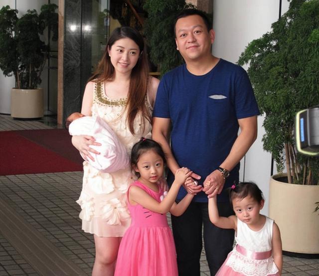 香港知名女星愛上空中瑜伽,大秀豐滿好身材,因裙子太透疑走光