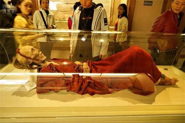 2003年新疆挖出女干尸,骨骼紋路清晰,嘴唇還涂著2700年前的口紅