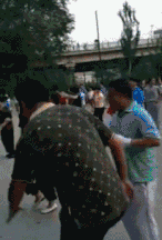 “妹子睡覺把腳伸我這，要給她點教訓嗎？”哈哈哈撓她的腳心才對