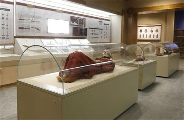 2003年新疆挖出女干尸,骨骼紋路清晰,嘴唇還涂著2700年前的口紅
