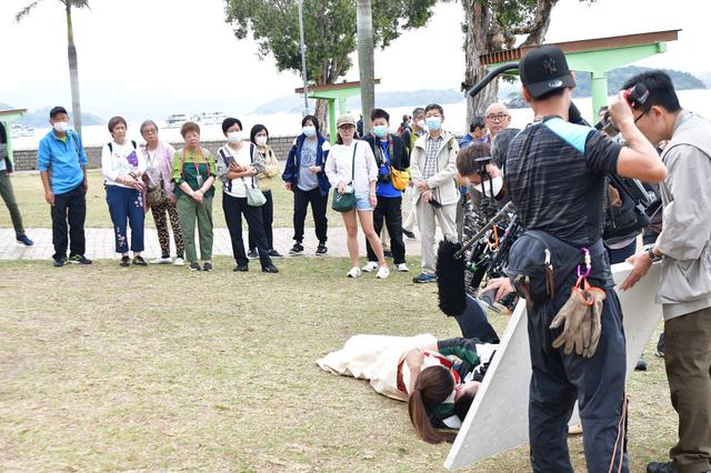 TVB女星戶外拍親密戲遭大爺大媽圍觀,滿地翻滾最擔心中招狗屎