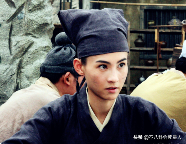 女星性轉(zhuǎn)男裝照:熱巴撞臉大眼仔,楊穎神似羅云熙,關(guān)曉彤變路人