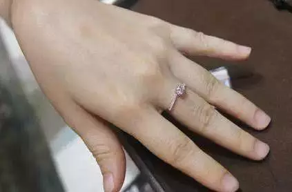左手?jǐn)嗾聘毁F命！4中女人好命手相