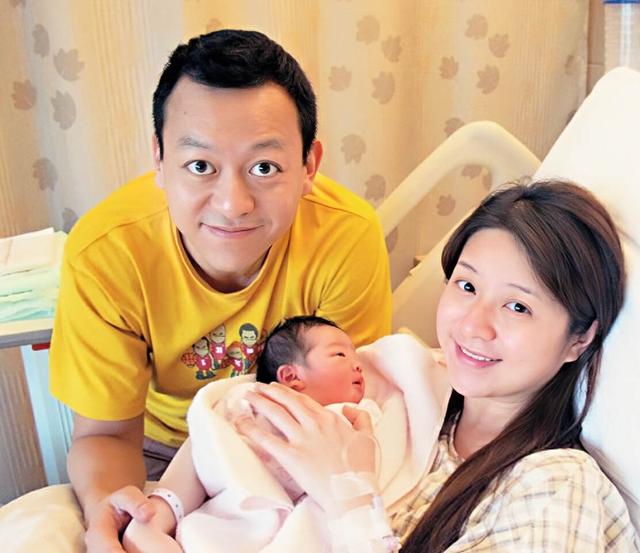 香港知名女星愛上空中瑜伽,大秀豐滿好身材,因裙子太透疑走光