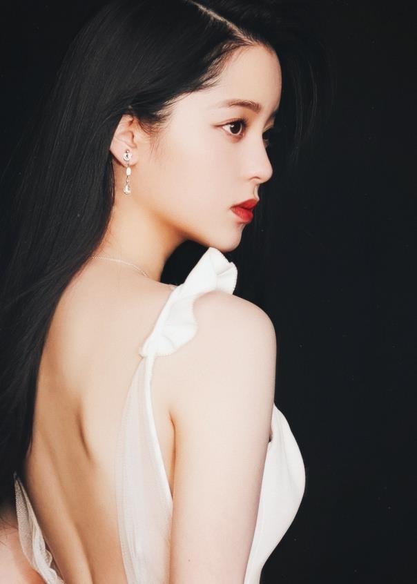 歐陽娜娜接班迪麗熱巴,嘗試性感路線嫵媚捂胸,小姑娘身材真有料