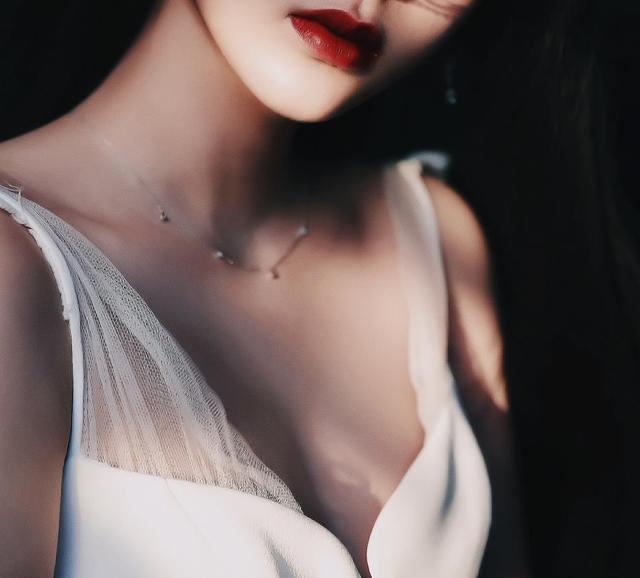 歐陽娜娜接班迪麗熱巴,嘗試性感路線嫵媚捂胸,小姑娘身材真有料