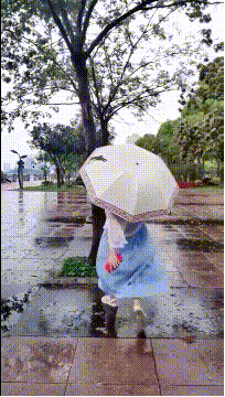 “妹子睡覺把腳伸我這，要給她點教訓嗎？”哈哈哈撓她的腳心才對