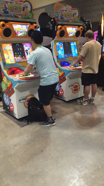 “妹子睡覺把腳伸我這，要給她點教訓嗎？”哈哈哈撓她的腳心才對