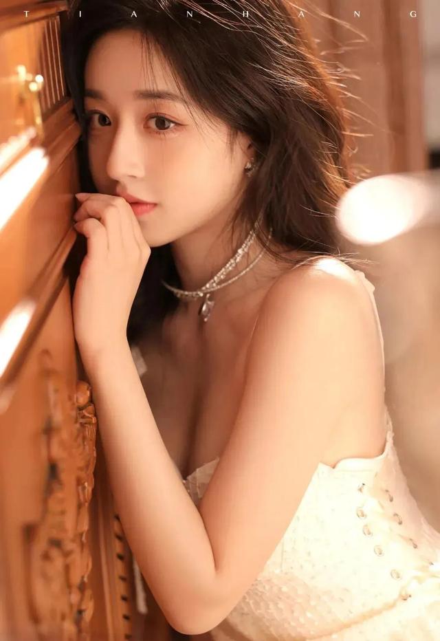 穿著可甜可鹽白色吊帶蛋糕裙的小提琴女孩