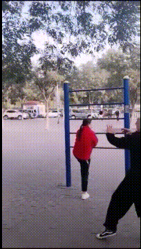 “妹子睡覺把腳伸我這，要給她點教訓嗎？”哈哈哈撓她的腳心才對